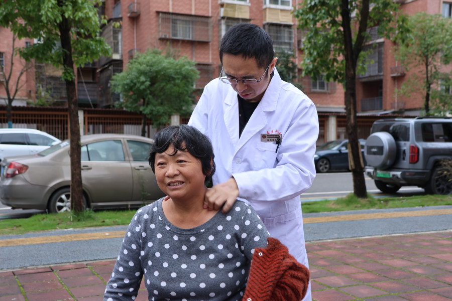 安居區(qū)金秋“健康禮包”進(jìn)社區(qū) 關(guān)懷送到老人心坎上